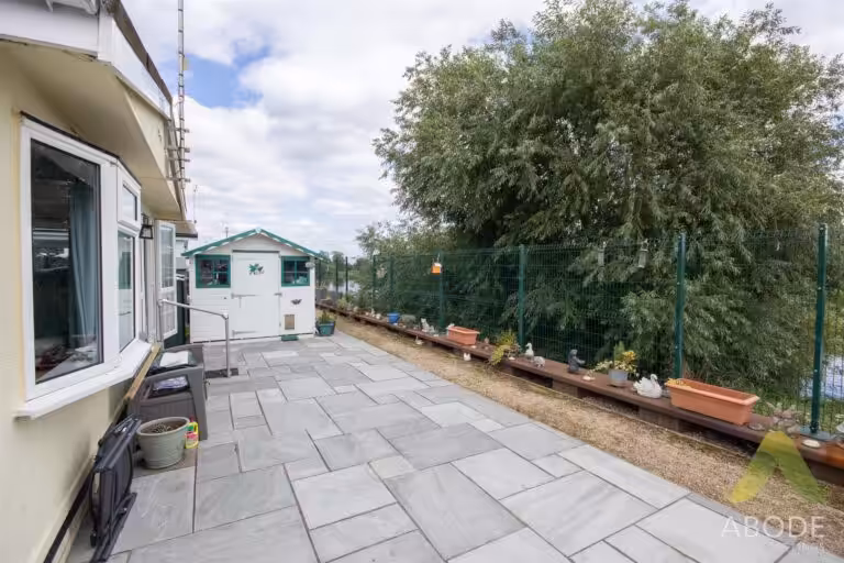 RESIDENTIAL Park Home (Abode Estate Agents) Two bedrooms 25 Riverside Park Burton on Trent