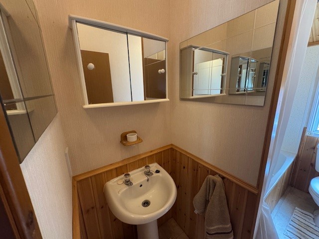 Bathroom Lodge 1
